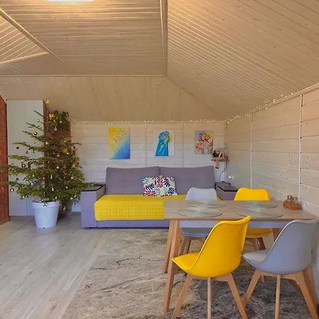 Apartamento три-о, будинок 120 кв для 1-6 гостей & 45 кв для 1-4 гостей, генератор, окремі входи, вид на гори, 15 хв до центру