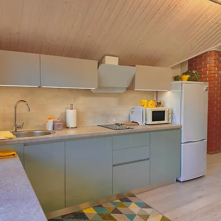 Apartamento три-о, будинок 120 кв для 1-6 гостей & 45 кв для 1-4 гостей, генератор, окремі входи, вид на гори, 15 хв до центру *