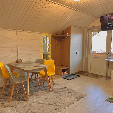 Apartment три-о, 120кв для 1-6 гостей та 45кв для 1-4 гостей, басейн 7 на 3м, генератор, окремі входи, вид на гори, 15 хв до центру