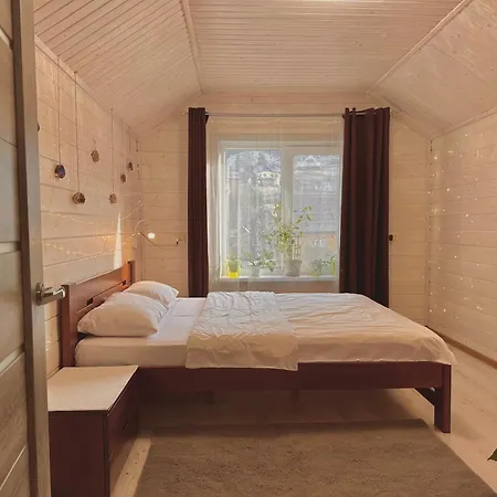 три-о, будинок 120 кв для 1-6 гостей & 45 кв для 1-4 гостей, генератор, окремі входи, вид на гори, 15 хв до центру Apartamento Slavske