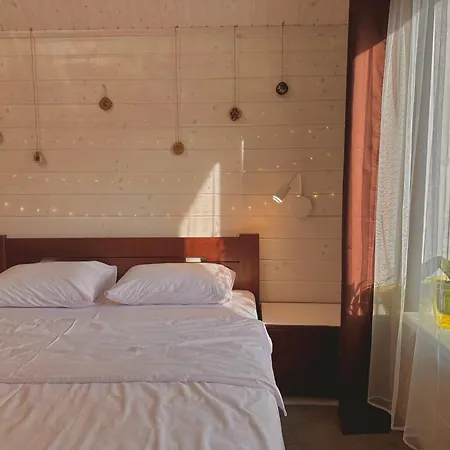 три-о, будинок 120 кв для 1-6 гостей & 45 кв для 1-4 гостей, генератор, окремі входи, вид на гори, 15 хв до центру Apartamento Slavske