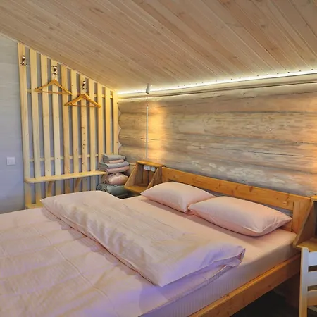 Apartment три-о, 120кв для 1-6 гостей та 45кв для 1-4 гостей, басейн 7 на 3м, генератор, окремі входи, вид на гори, 15 хв до центру *