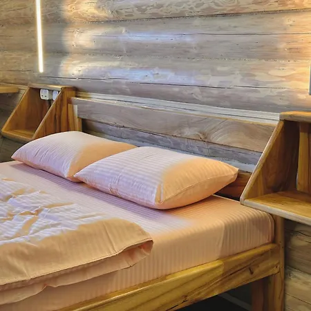 Apartment три-о, 120кв для 1-6 гостей та 45кв для 1-4 гостей, басейн 7 на 3м, генератор, окремі входи, вид на гори, 15 хв до центру *